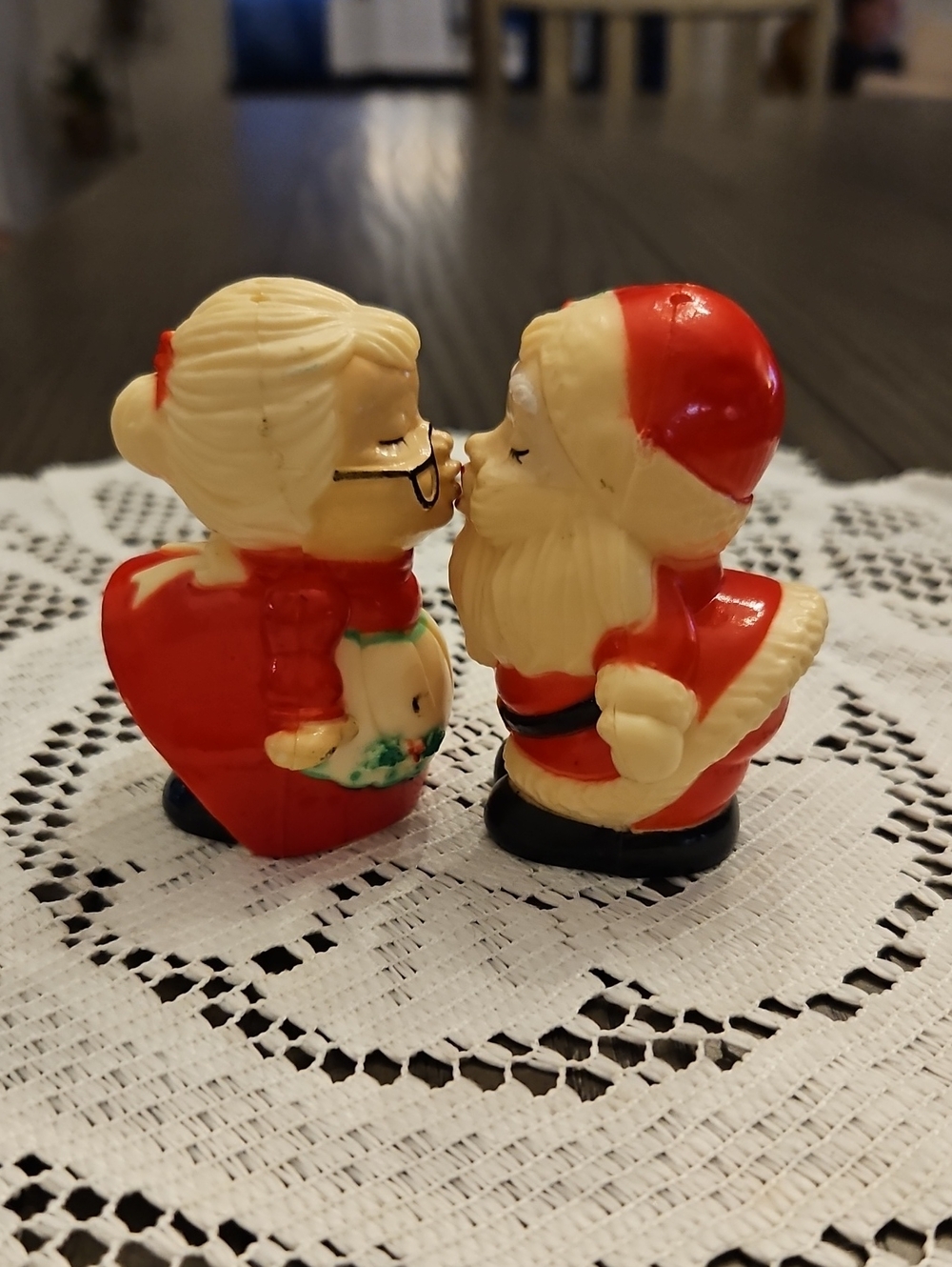 🎅🤶 Vintage Christmas, Santa and Mrs. Claus Kissing Figurine – Red